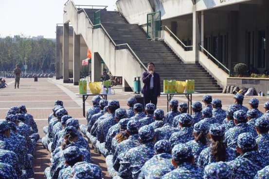 公司领导慰问2025级军训新生